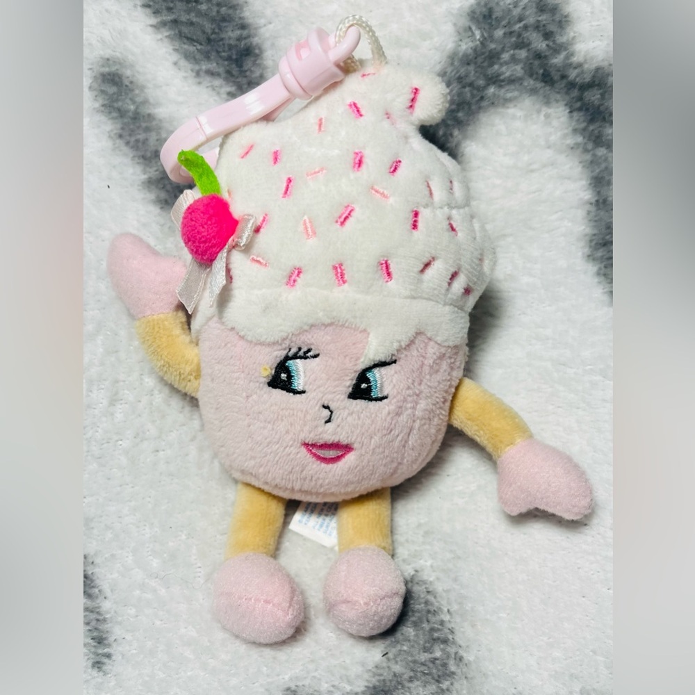 2018 Whiffer Sniffers Sugar Cake is a Strawberry Cupcake Scented Plush Bag Clip